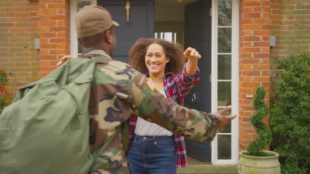 Στρατιωτική Οικογένεια Ανοίξει Την Μπροστινή Πόρτα Και Τρέξει Χαιρετήσει Τον — Αρχείο Βίντεο