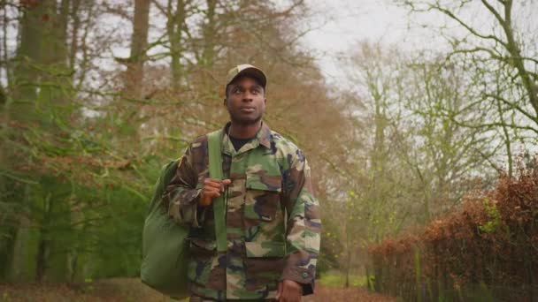 Framifrån Soldat Kamouflage Uniform Bär Kit Väska Promenader Hem För — Stockvideo