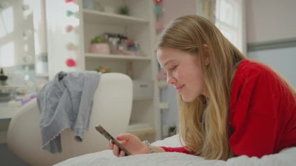 Diş Teli Takan Genç Bir Kız Evde Cep Telefonu Kullanıyor — Stok video