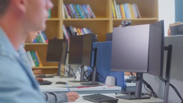 Женщине Работающей Компьютером Библиотеке Помогает Репетитор Цифровым Планшетом Съемка Замедленной — стоковое видео
