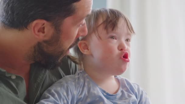 Gros Plan Une Fille Trisomique Assise Avec Son Père Maison — Video