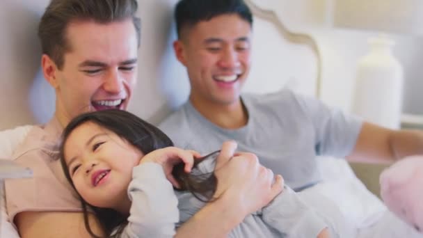 Evde Iki Babası Olan Bir Aile Kızıyla Oyuncağıyla Yavaş Çekimde — Stok video