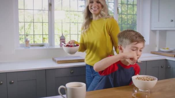Matka Přinášející Synovi Misku Cereálií Snídani Kterou Když Sedí Kuchyňského — Stock video