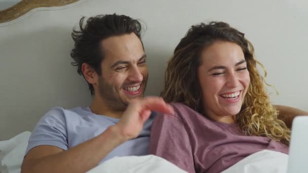 Kærlig Par Iført Pyjamas Liggende Sengen Derhjemme Sammen Gør Videoopkald – Stock-video