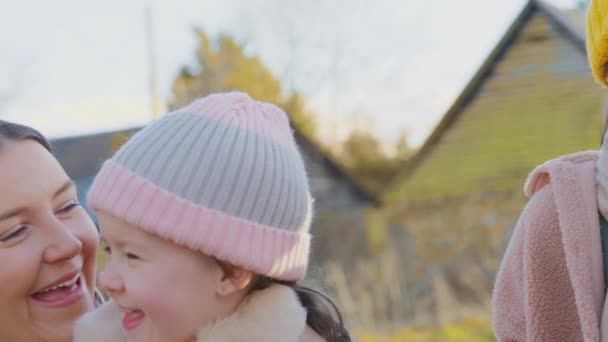 唐氏综合征的女儿在秋天或冬天的乡间散步时 沿着家人的脸庞走着相机道 动作缓慢 — 图库视频影像