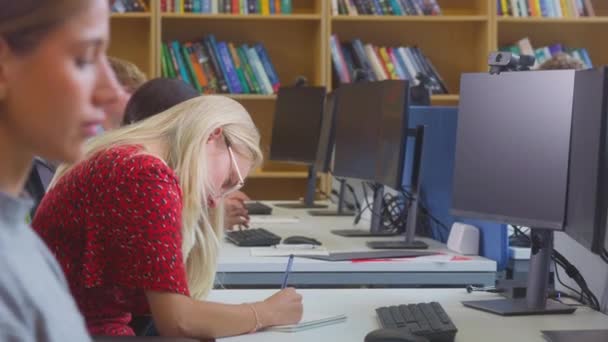 Студентка Університету Або Коледжу Яка Працює Комп Ютером Бібліотеці Допомагає — стокове відео