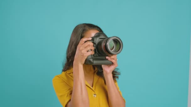 Retrato Fotógrafa Madura Con Cámara Sobre Fondo Azul Sesión Fotos — Vídeos de Stock