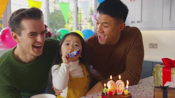 Familia Con Dos Papás Hija Celebran Cumpleaños Los Padres Con — Vídeos de Stock