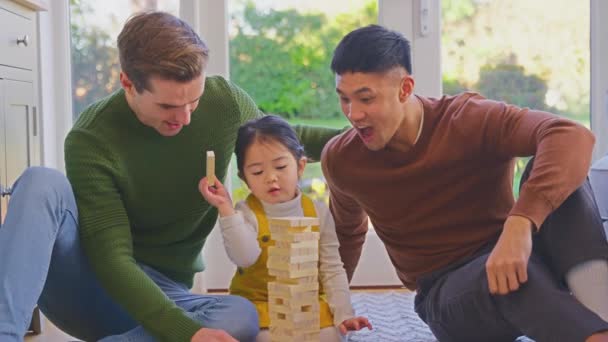Famiglia Con Due Papà Che Giocano Con Figlia Casa Impilando — Video Stock