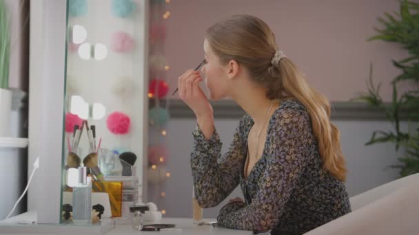 Tini Lány Néz Tükörbe Hálószobában Otthon Üzembe Szem Smink Lövés — Stock videók
