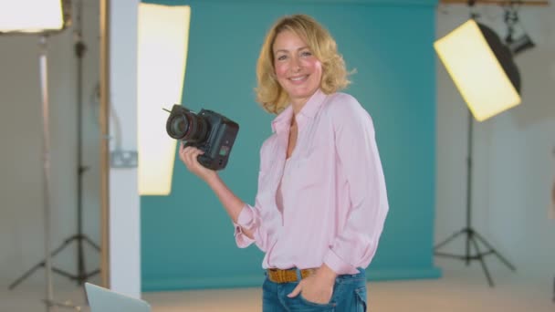 Retrato Fotógrafa Madura Verificando Câmera Antes Atirar Moda Estúdio Filmado — Vídeo de Stock