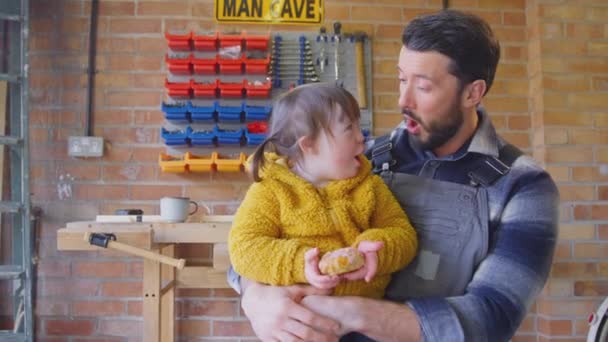 Vater Mit Syndrom Tochter Isst Kuchen Häuslicher Werkstatt Schuss Zeitlupe — Stockvideo