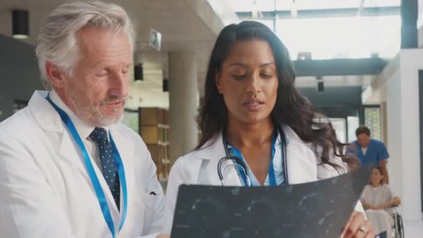 Beyaz Önlüklü Erkek Doktorun Yoğun Hastane Binasında Ağır Çekimde Çekilen — Stok video