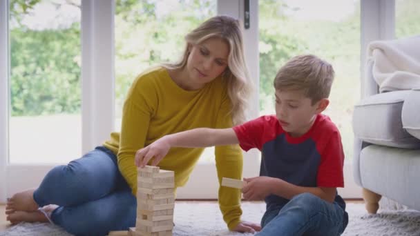 Moeder Zoon Thuis Spelen Spel Stapelen Balanceren Houten Blokken Samen — Stockvideo