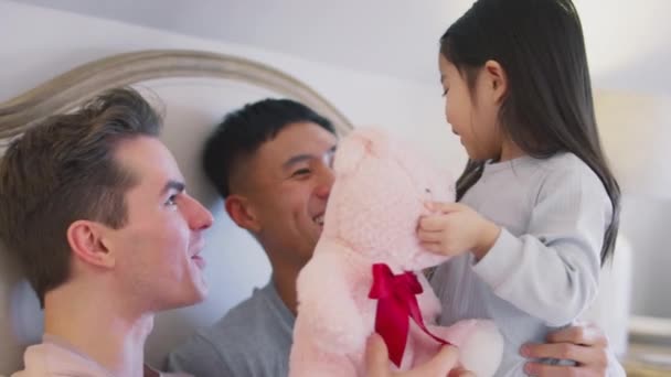 Evde Iki Babası Olan Bir Aile Kızıyla Oyuncağıyla Yavaş Çekimde — Stok video