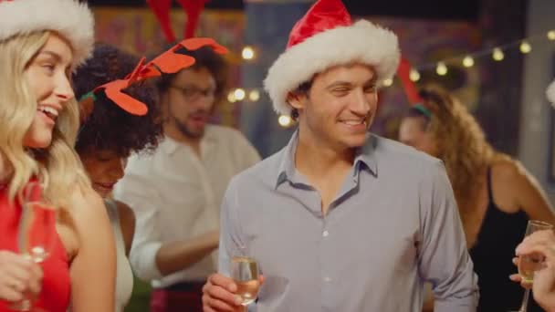 Multikulturní Skupina Přátel Sanťáckých Kloboucích Slaví Přípitek Šampaňským Užívají Vánoční — Stock video