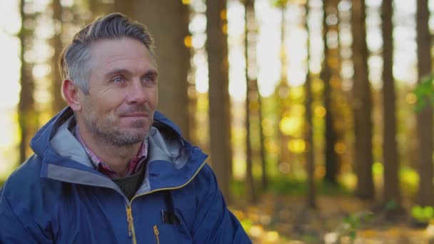 Reifer Mann Auf Entspanntem Spaziergang Durch Herbst Oder Winterlandschaft Atmet — Stockvideo