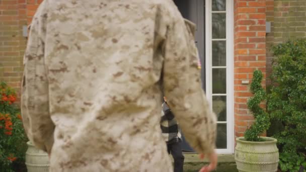 Военная Семья Открывает Входную Дверь Бежит Поприветствовать Мать Возвращающуюся Домой — стоковое видео