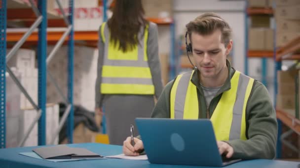 Pekerja Laki Laki Mengenakan Headset Dan Rompi Vis Tinggi Duduk — Stok Video