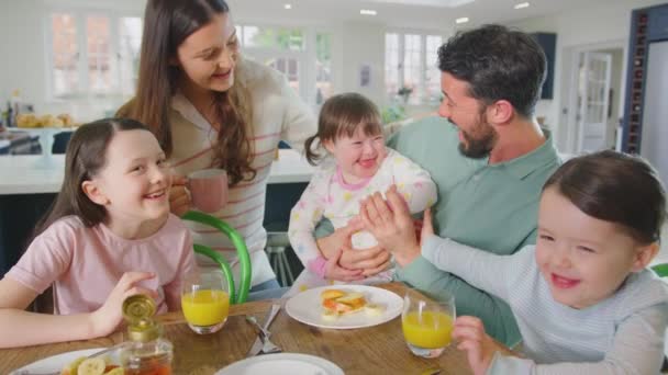 Familia Con Síndrome Hija Sentada Alrededor Mesa Casa Comiendo Panqueques — Vídeos de Stock