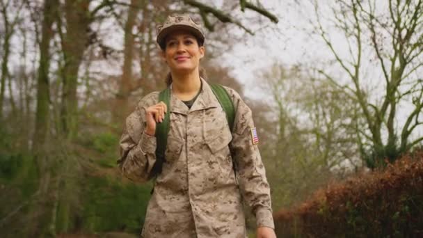 Framifrån Kvinnlig Soldat Kamouflage Uniform Bär Kit Väska Promenader Hem — Stockvideo