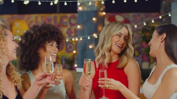 Мультикультурная Группа Подруг Празднующих Тост Шампанским Наслаждающихся Вечеринкой Баре Клубе — стоковое видео