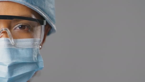 수술복을 얼굴에 마스크를 동작으로 얼굴을 가리는 안경을 착용하고 절반의 얼굴을 — 비디오