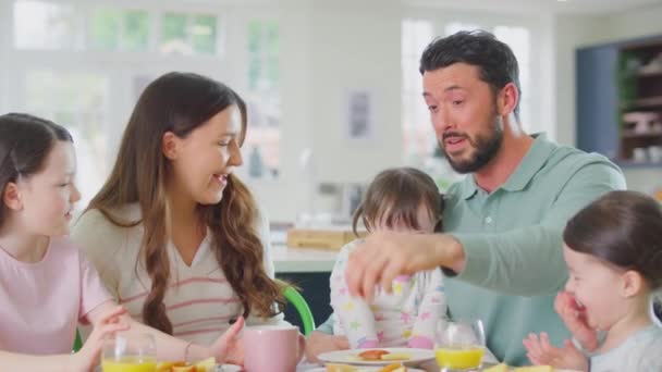 Sendromlu Bir Aile Kızı Evde Oturmuş Babasıyla Kahvaltı Ediyor Çocukları — Stok video