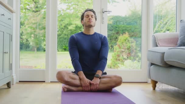 Ritratto Uomo Maturo Sorridente Seduto Sul Tappeto Casa Posizione Yoga — Video Stock
