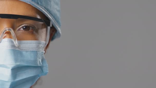 Närbild Studio Porträtt Kvinnlig Kirurg Visar Halva Ansiktet Med Skyddsglasögon — Stockvideo