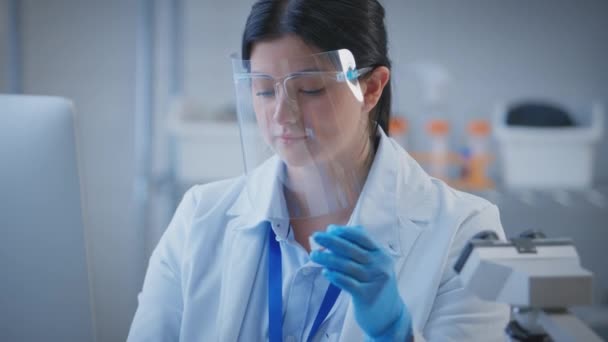 Ppe Yüz Kalkanı Takan Kadın Laboratuvar Çalışanı Test Tüpü Tutuyor — Stok video
