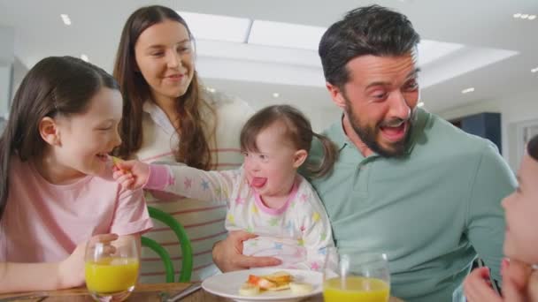 Família Com Síndrome Filha Sentada Torno Mesa Casa Comer Panquecas — Vídeo de Stock