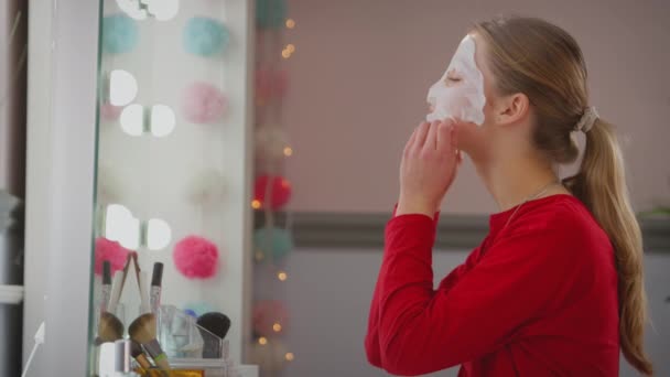 Дівчина Підліток Піжамах Надягає Маску Обличчя Дзеркало Спальні Вдома Знімається — стокове відео