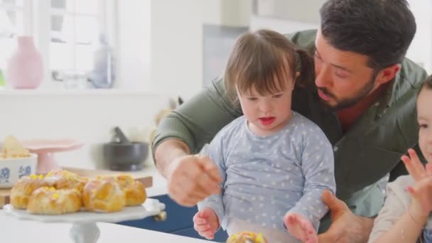 Familie Mit Syndrom Tochter Sitzt Hause Der Küche Tisch Und — Stockvideo