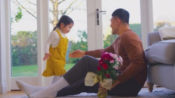 Familie Thuis Met Vader Krijgt Bos Bloemen Verjaardag Door Dochter — Stockvideo