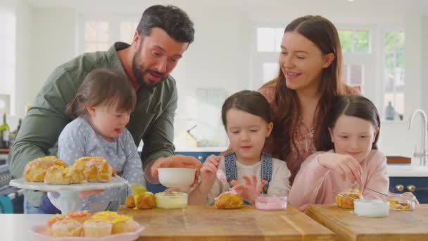 Οικογένεια Σύνδρομο Κόρη Κάθεται Γύρω Από Τραπέζι Στην Κουζίνα Στο — Αρχείο Βίντεο
