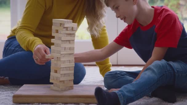 Anya Fia Otthon Játszani Játék Egymásra Kiegyensúlyozó Fából Készült Blokkok — Stock videók