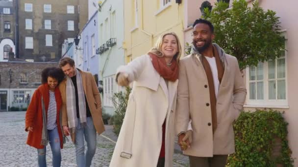 Gruppo Multiculturale Amici Che Abbracciano Mentre Camminano Lungo Strada Acciottolata — Video Stock