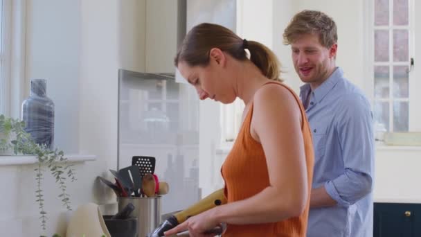 Pasangan Rumah Dengan Tangan Palsu Dapur Menyiapkan Makanan Bersama Sama — Stok Video