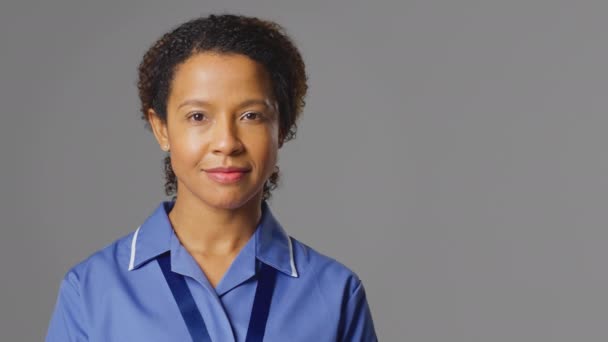 Retrato Estúdio Enfermeira Usando Uniforme Com Expressão Séria Contra Fundo — Vídeo de Stock