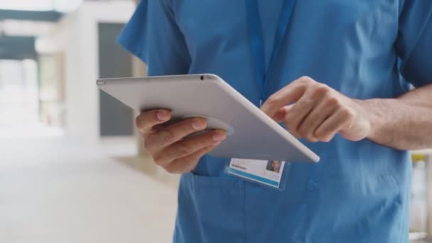 Primer Plano Del Trabajador Médico Masculino Matorrales Usando Tableta Digital — Vídeos de Stock