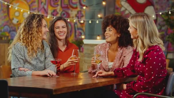 多文化の女性の友人のグループは テーブルで女の子の夜を楽しんでワインを飲んで座っている スローモーションで撮影 — ストック動画