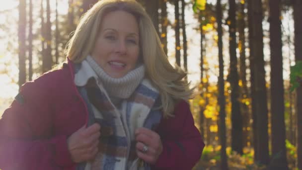 Wanita Dewasa Membungkus Dirinya Dalam Mantel Hangat Saat Berjalan Melalui — Stok Video
