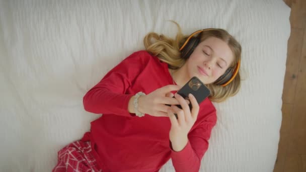 Widok Góry Nastolatki Słuchawkach Bezprzewodowych Streaming Muzyki Lub Filmu Telefonu — Wideo stockowe