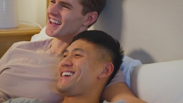 Nahaufnahme Eines Liebenden Gleichgeschlechtlichen Männlichen Paares Das Hause Bett Liegt — Stockvideo