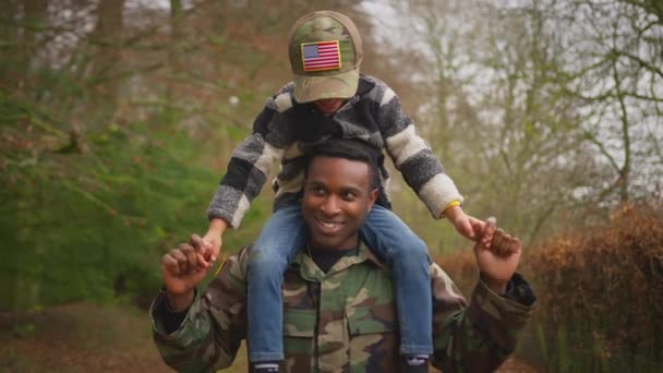 Soldado Americano Uniforme Retornando Para Casa Para Família Licença Carregando — Vídeo de Stock