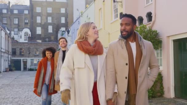 Grupo Multicultural Amigos Abraçando Enquanto Caminham Longo Rua Calçada Mews — Vídeo de Stock