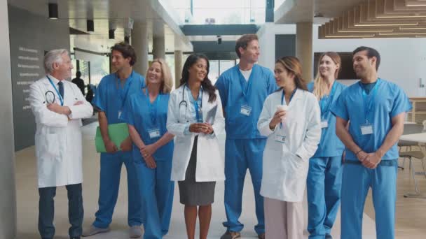 Team Medico Multiculturale Uniforme All Interno Dell Edificio Ospedaliero Sorridendo — Video Stock