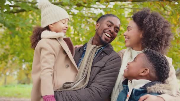 Portræt Smilende Familie Med Forældre Med Børn Tur Gennem Efterårets – Stock-video