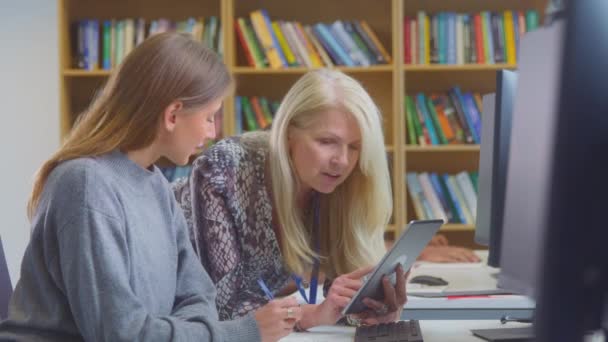 Kvinnliga Universitets Eller Högskolestudenter Som Arbetar Vid Datorn Biblioteket Får — Stockvideo